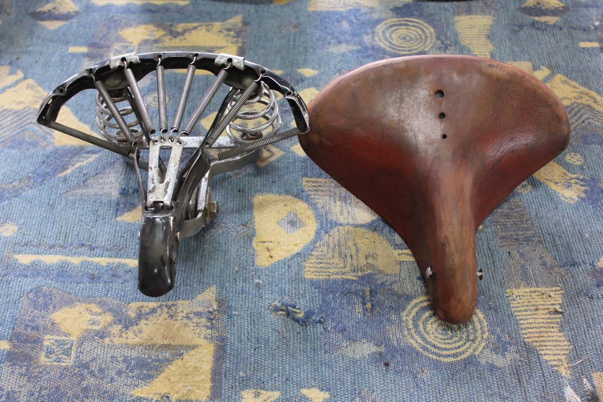 naprawa siodełka rowerowego ze skóry