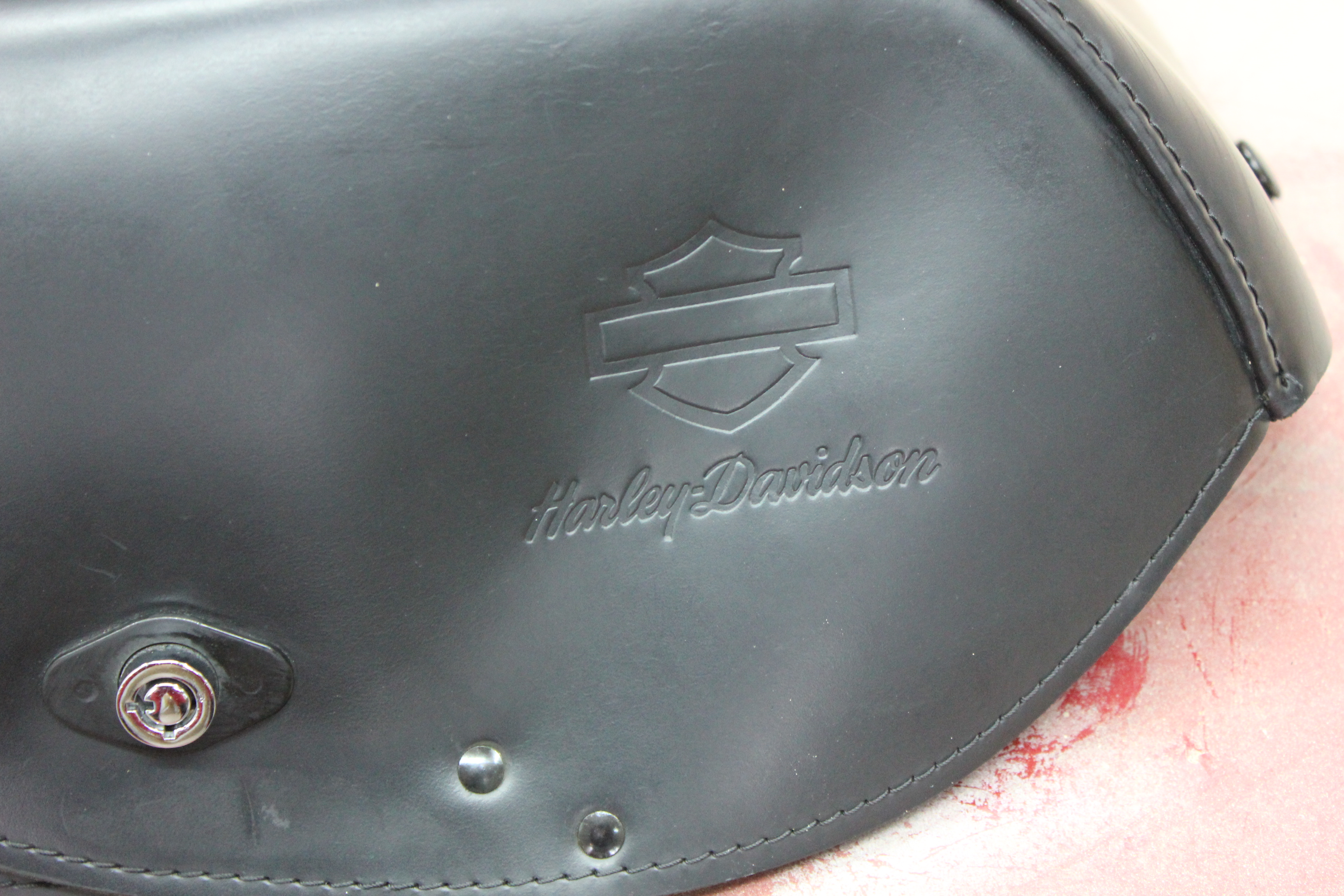 Renowacja skórzanej sakwy motocyklowej harley-davidson