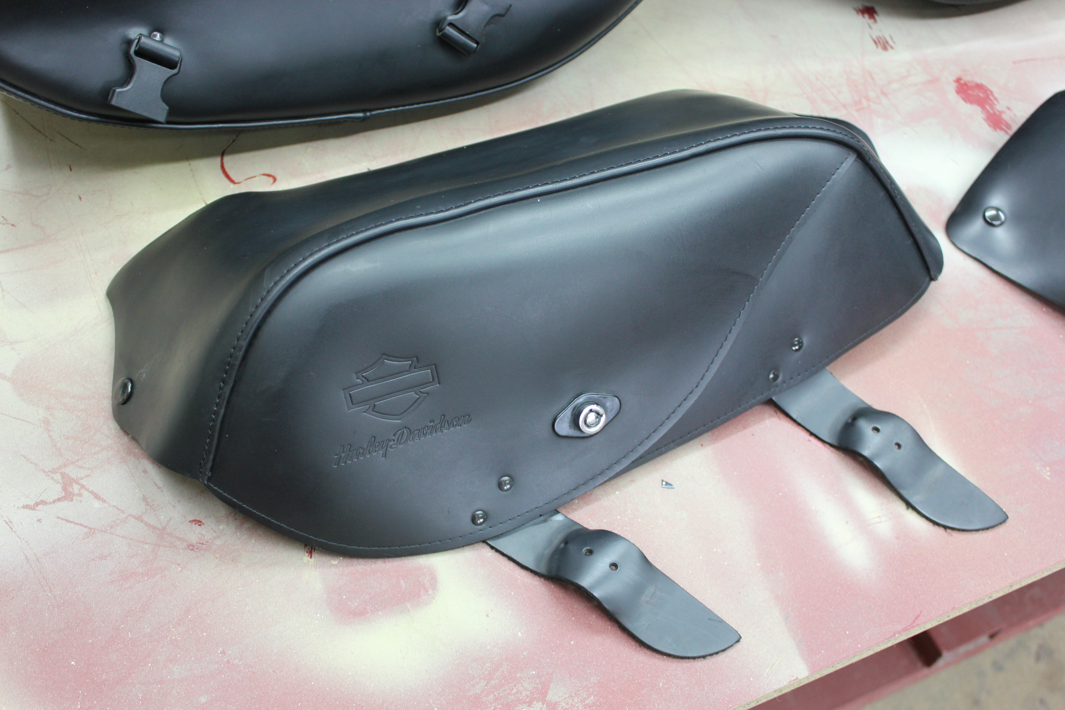 Renowacja skórzanej sakwy motocyklowej harley-davidson