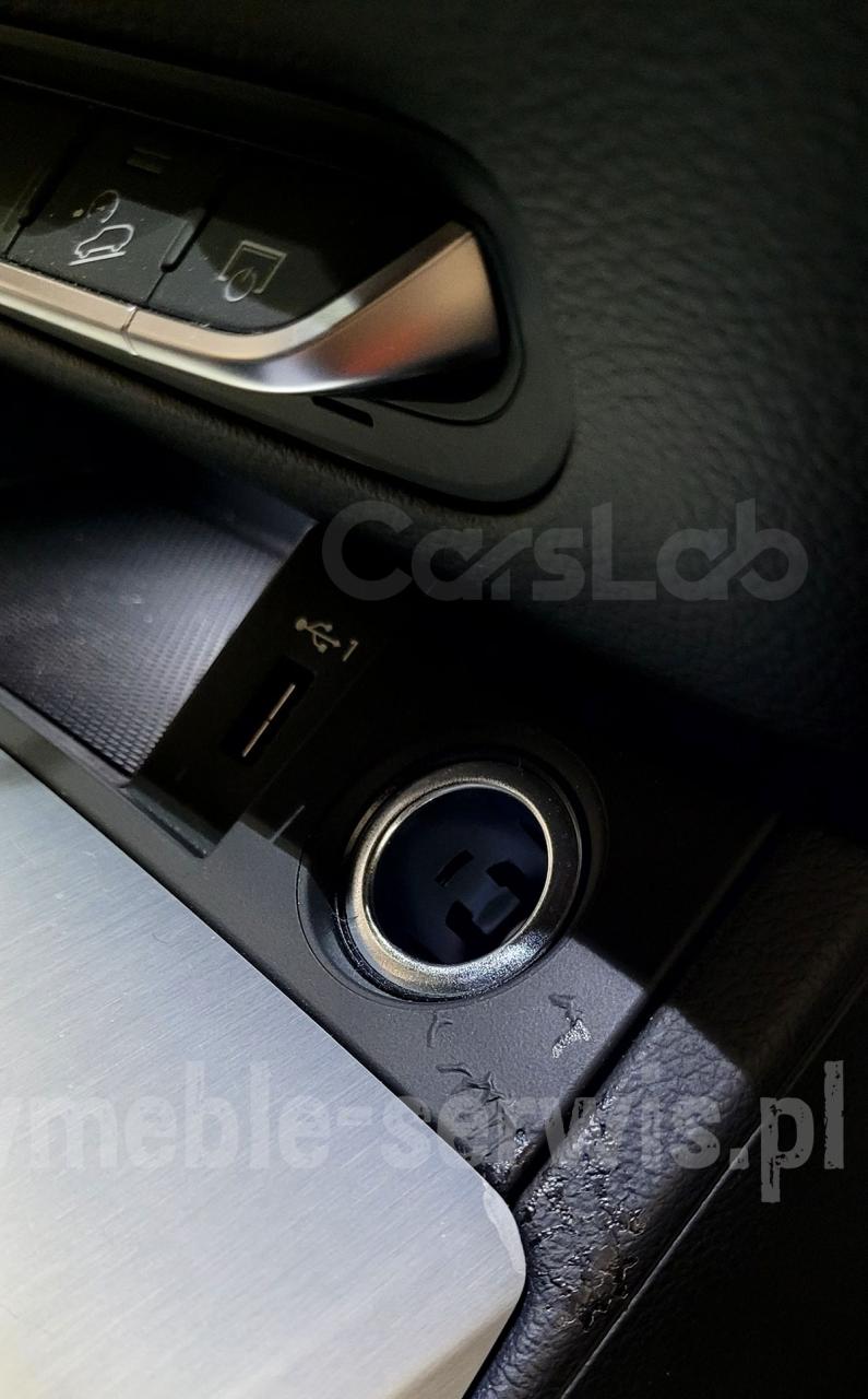 Uszkodzenie powłoki lakierniczej na plastikowym elemencie tunelu środkowego w Audi Q5